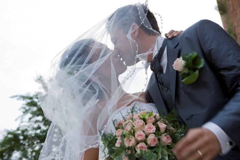 http://cdn.idntimes.com/content-images/post/20151126/romantic-wedding-c2130f2fd1b041dcc926a69c09ade41c.jpg