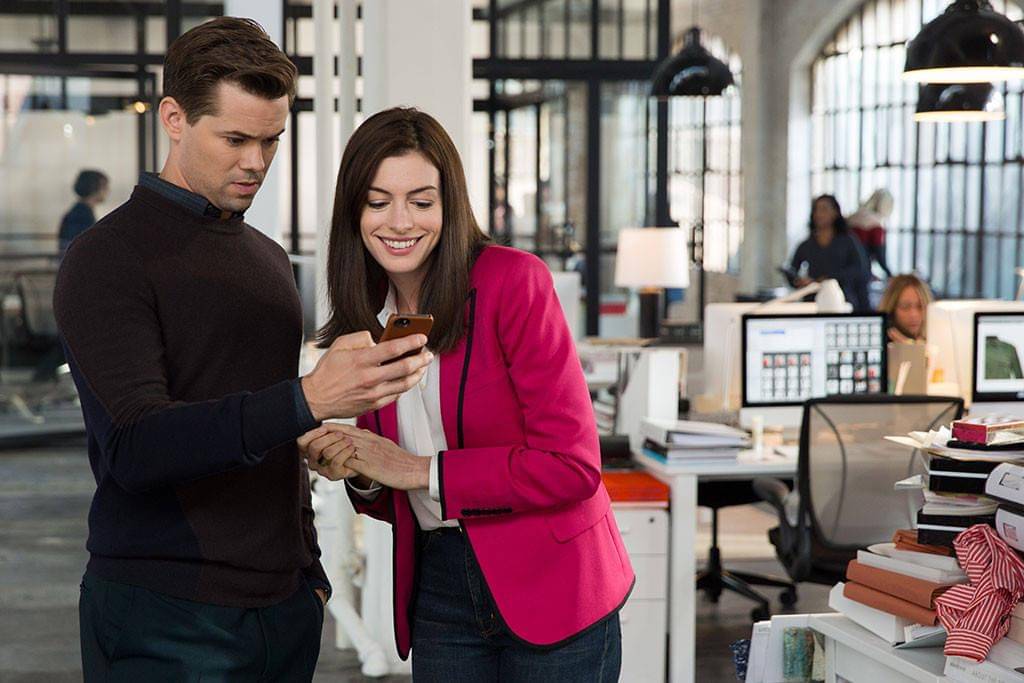 https://cdn.idntimes.com/content-images/post/20170510/rs-1024x683-150922131738-1024the-intern-anne-hathaway-adam-devine92215-c61466e90348996d0217890e1cef83e0.jpg