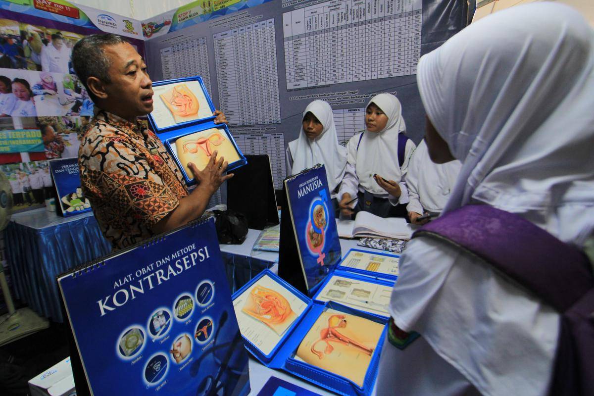 https://cdn.idntimes.com/content-images/post/20161012/rsz-1sosialisasi-kesehatan-reproduksi-101016-da-4-918c54ea69a55aac023d3c45dee3a9fa.jpg