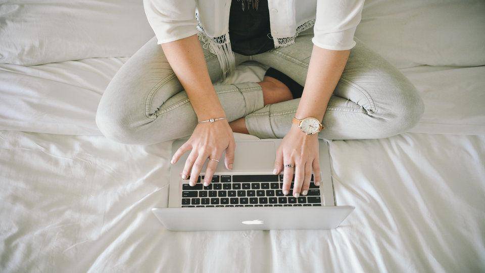 http://cdn.idntimes.com/content-images/post/20160524/rsz-1wonans-hands-with-jewelry-typing-on-laptop-sitting-on-a-bed-80def6d6ff21e1e2c8dcce8438352830.jpg