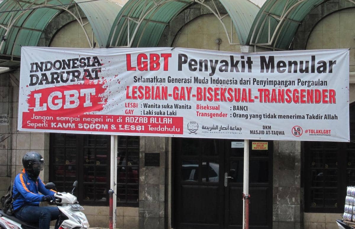 https://cdn.idntimes.com/content-images/post/20160927/rsz-anti-lgbt-banner-480-ab282019d9de5873aa3d43f44fe2f891.jpg