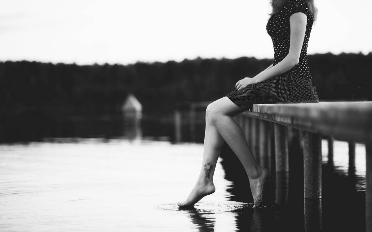 https://cdn.idntimes.com/content-images/post/20161010/sad-girl-foot-in-water-black-and-white-718815c3742d1042c09eaa095681a382.jpg