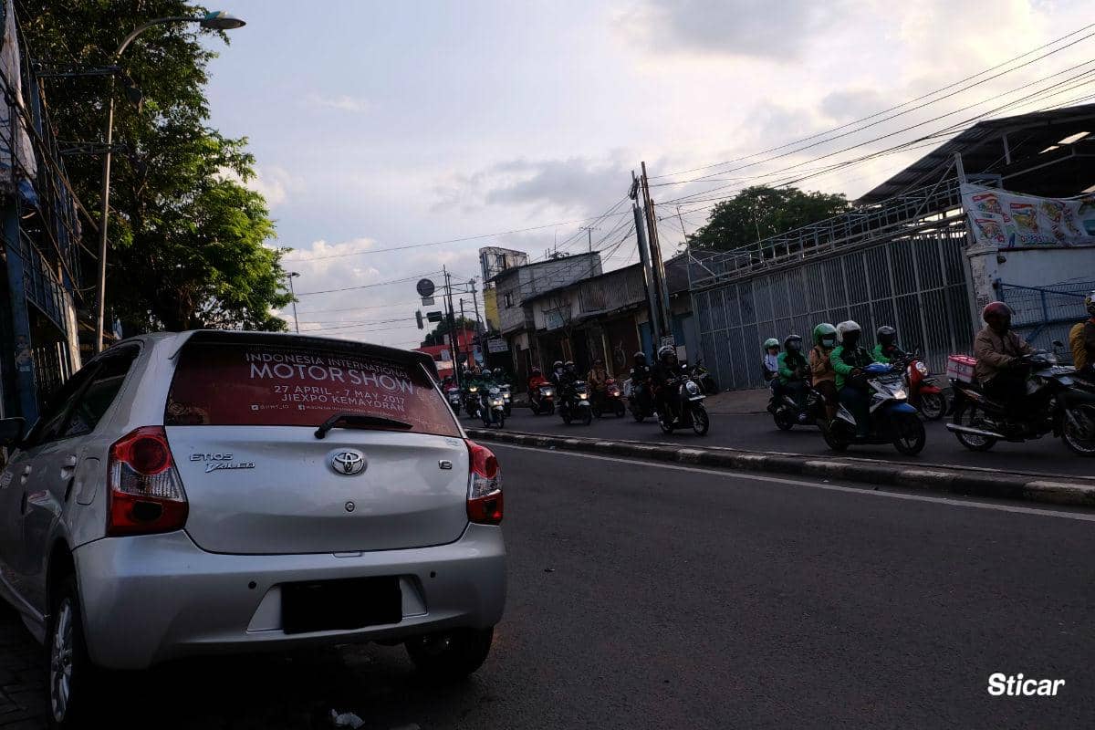 https://cdn.idntimes.com/content-images/post/20170407/salah-satu-mobil-mitra-driver-sticar-yang-dipasangi-iklan-iims-2017-dyandra-promosindo-9009dbdff6223cdc8d2218584c255d49.jpg