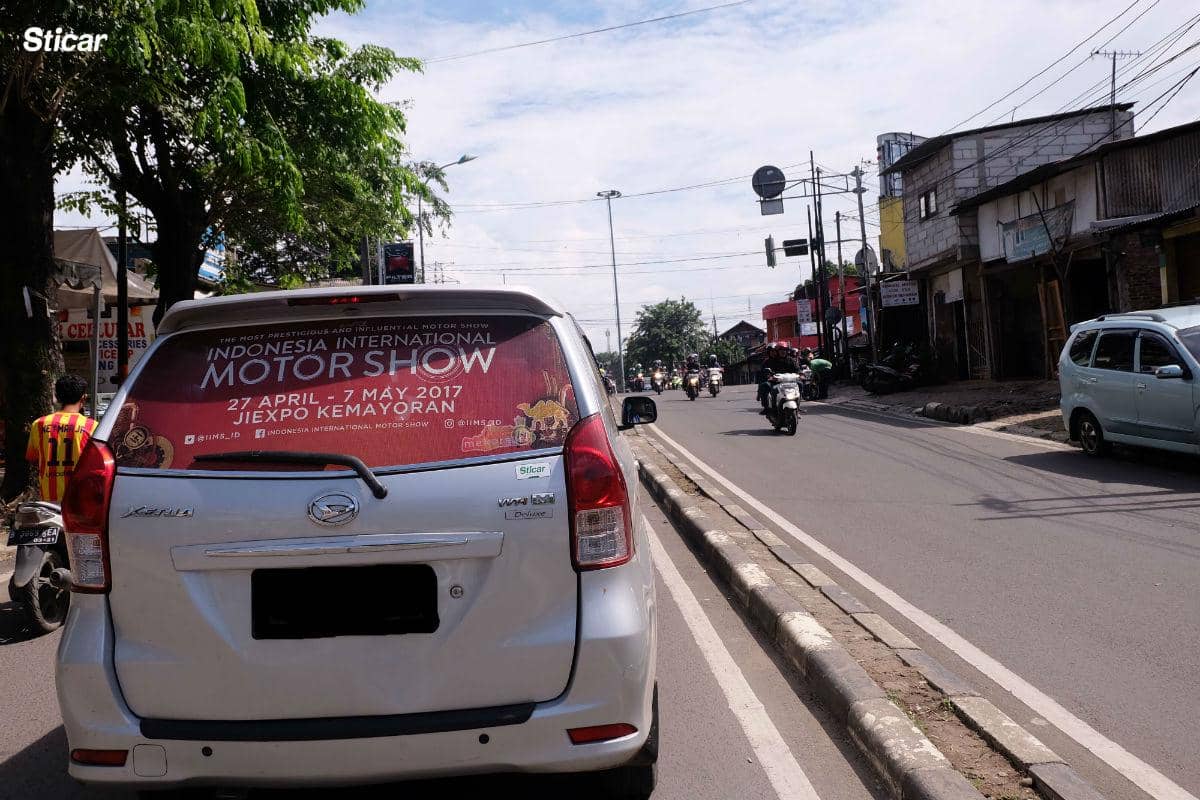 https://cdn.idntimes.com/content-images/post/20170407/salah-satu-mobil-mitra-driver-yang-sedang-membawa-iklan-iims-2017-dyandra-promosindo-ab0f6b957247eca6ad00d99b89b05668.jpg