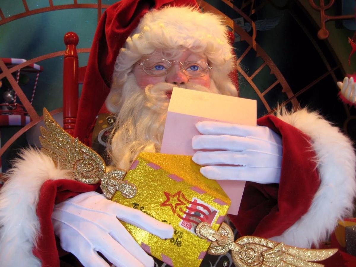 http://cdn.idntimes.com/content-images/post/20151212/santa-reading-letters-ebd76924d58b277ed492b59d79783451.jpg