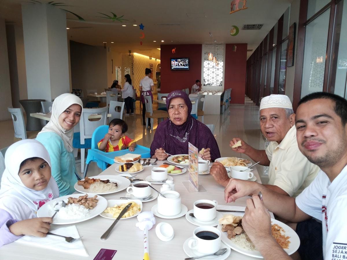 http://cdn.idntimes.com/content-images/post/20160712/sarapan-bersama-c929bf3ba42bd10c2216551406cad634.jpg