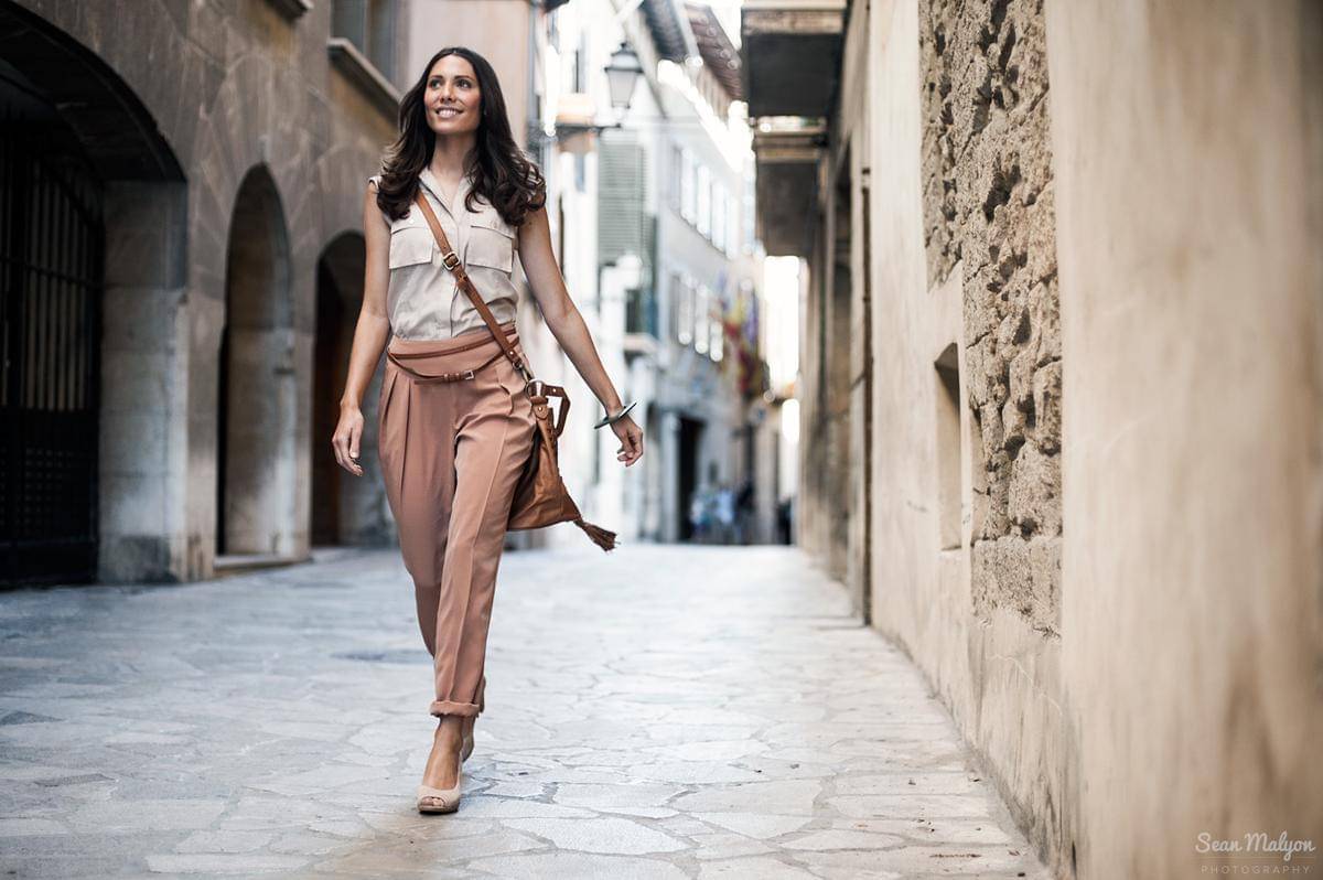 https://cdn.idntimes.com/content-images/post/20170406/sean-malyon-photographer-fashion-woman-walking-street-mallorca-palma-a9d2a3e55a0c5eb626579c4daab7cc90.jpg
