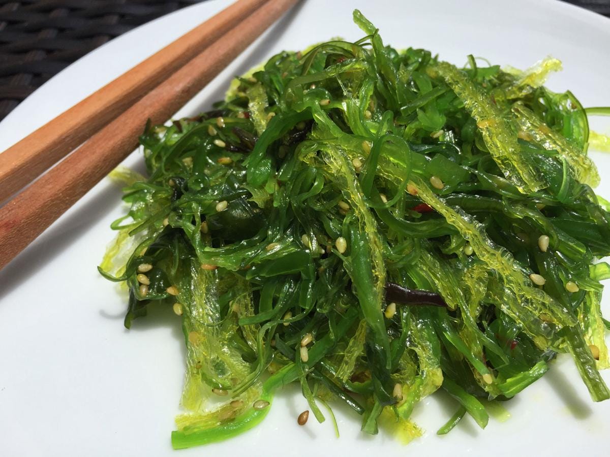 https://cdn.idntimes.com/content-images/post/20170826/seaweed-salad-ca870794888c0807fbebaea0dacd70d6.jpg