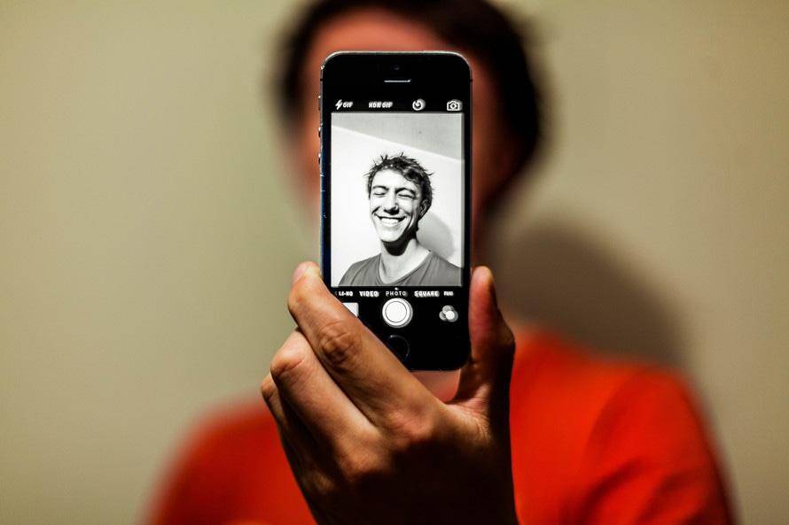 https://cdn.idntimes.com/content-images/post/20161015/self-portrait-auto-iphone-80673-large-980ef491e402c3be30aeb552302d6352.jpeg