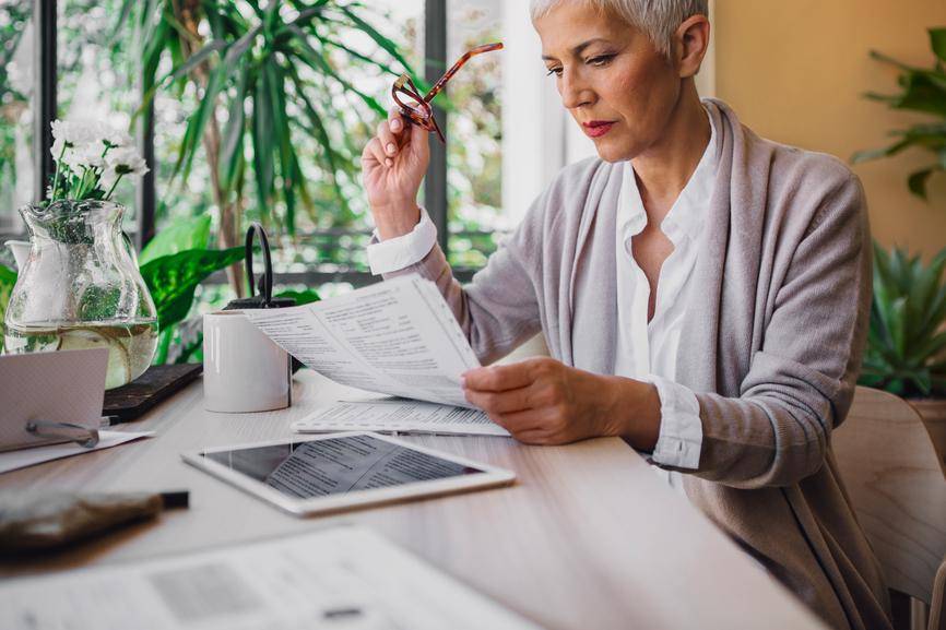 https://cdn.idntimes.com/content-images/post/20161010/senior-woman-reading-letter-inf29361-f7896de8afb0e98c96157351f674eb4e.jpg