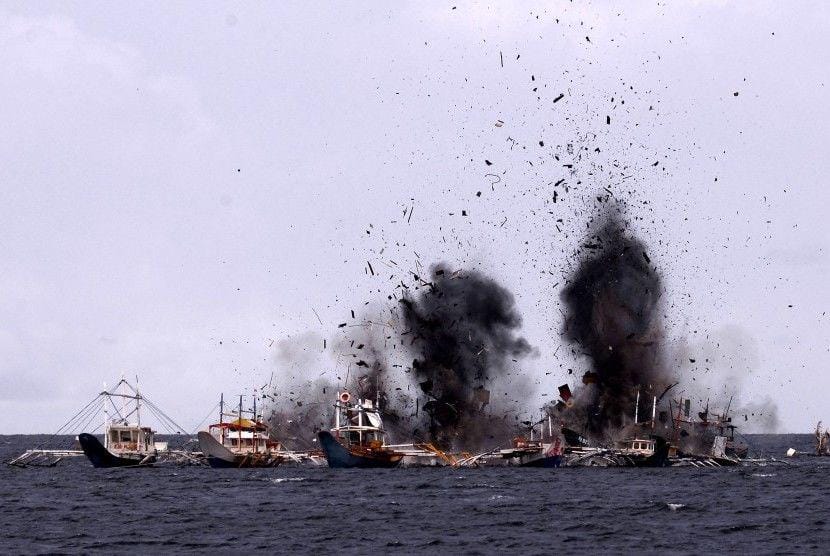 http://cdn.idntimes.com/content-images/post/20160511/serpihan-kapal-berhamburan-ke-udara-saat-penenggelaman-kapal-penangkap-160222160317-241-7f00a05bd05421768d9550115b71cf24.jpg