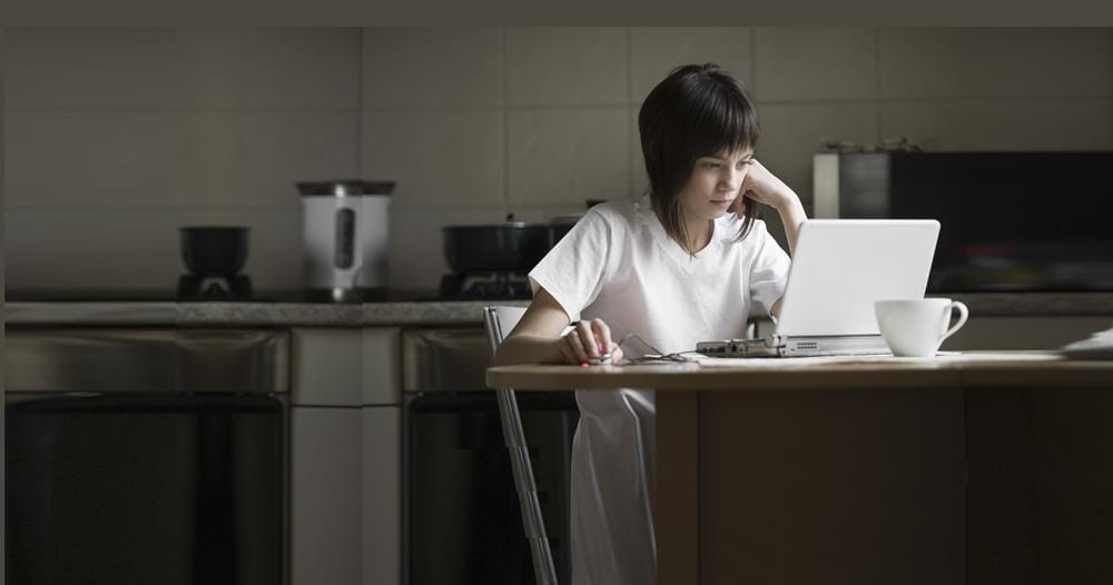 https://cdn.idntimes.com/content-images/post/20161008/slider-girl-using-laptop-at-kitchen2-c10210401e57592286e9478a34663e9f.jpg
