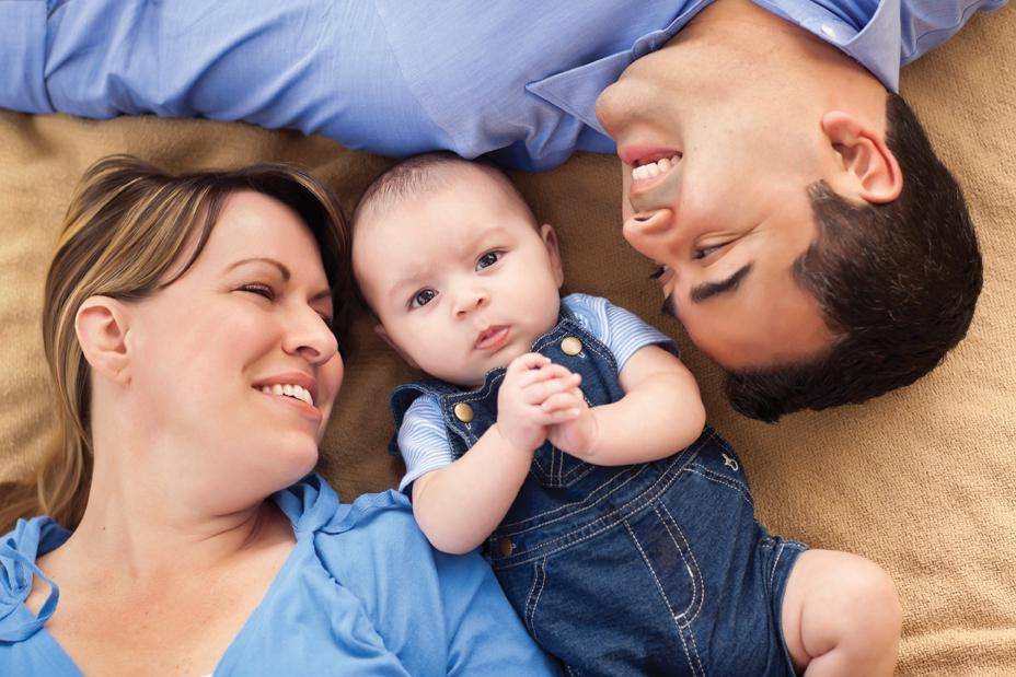 https://cdn.idntimes.com/content-images/post/20160912/smiling-mom-dad-and-baby-on-blanket-low-res-4776dbc76de649cfbd39b98ae11d8301.jpg