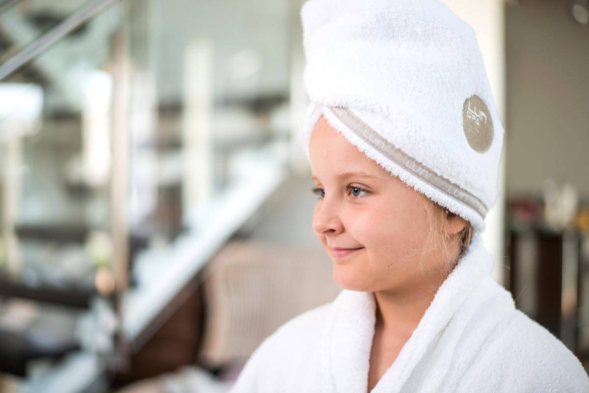 https://cdn.idntimes.com/content-images/post/20170517/snowsand-hairtowel-480a366306d65a142b0a4576773069c4.jpg