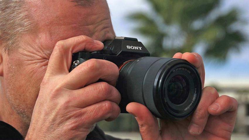 https://cdn.idntimes.com/content-images/post/20170407/sony-a7-4d2a2140f28aa3e417701164d75402a3.jpg