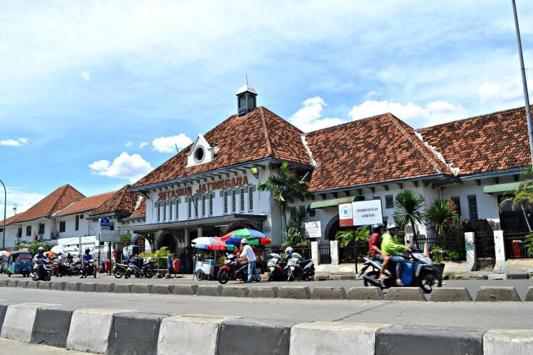 https://cdn.idntimes.com/content-images/post/20161130/stasiun-jatinegara-dcb6f5e8ab22143abdc74cdb836924b0.jpg