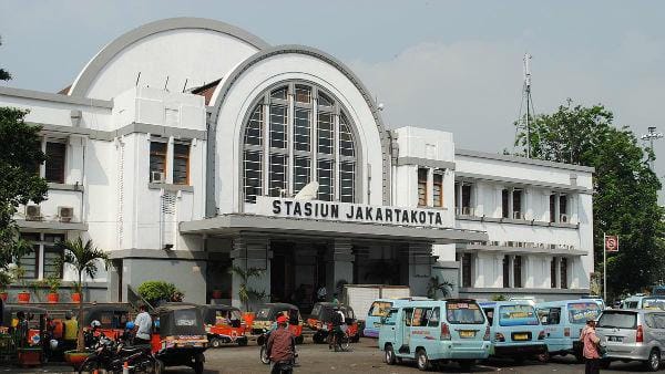 http://cdn.idntimes.com/content-images/post/20160318/stasiun-kota-destindonesiacom-w600-h1000-2ab2ef00f0c9e88fcd39d51a00841c38.jpg