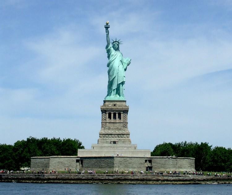 https://cdn.idntimes.com/content-images/post/20160915/statue-of-liberty-new-york-750x631-27715365c85704f21cd7f6ce13e2f56d.jpg