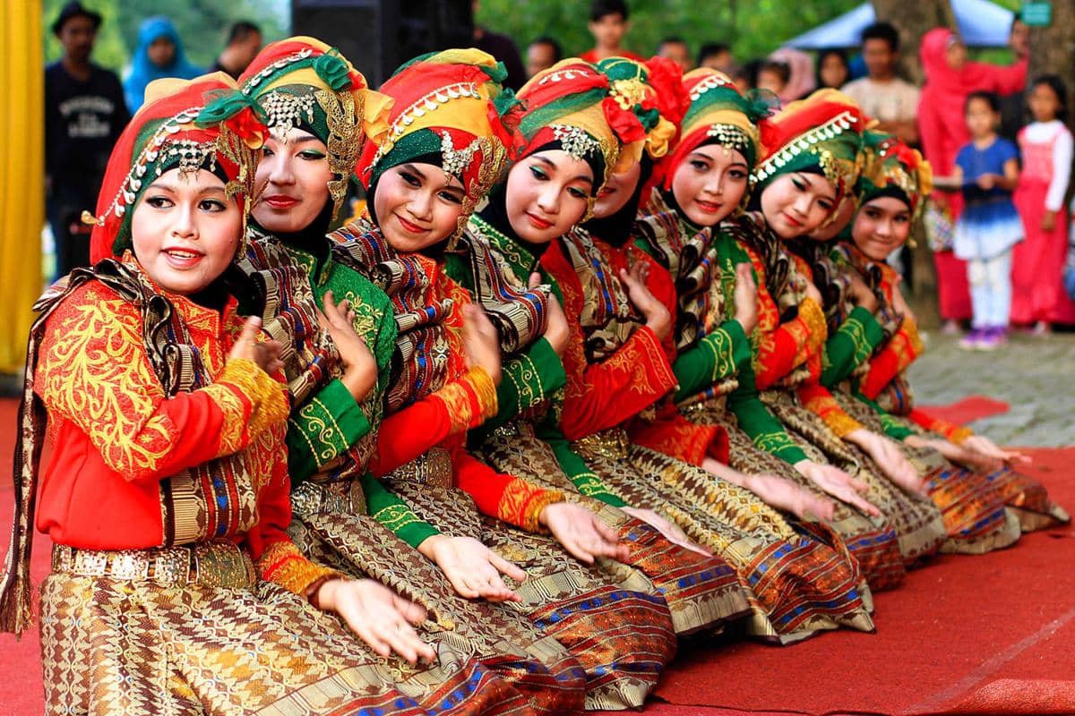 http://cdn.idntimes.com/content-images/post/20160419/tari-saman-2fff56c32c8335a6a32ce28d93f53bdd.jpg
