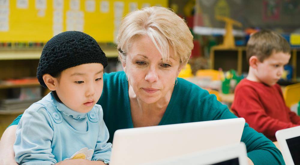 https://cdn.idntimes.com/content-images/post/20160909/teacher-with-kid-f75618c639221dc7bc92974e3ef67cf0.jpg