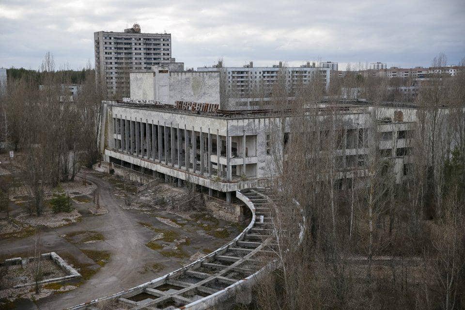 https://cdn.idntimes.com/content-images/post/20170428/the-city-of-pripyat-located-a-little-over-a-mile-from-the-nuclear-plant-was-inhabited-mostly-by-power-plant-workers-and-their-families-07444f1d20aaade674e94b517e6ff572.jpg