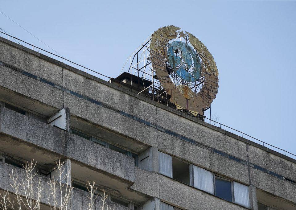 https://cdn.idntimes.com/content-images/post/20170428/the-coat-of-arms-of-the-former-soviet-union-sits-on-top-of-an-abandoned-apartment-building-in-pripyat-29b67b9c99763ef04fed7d7bd0bcdd2a.jpg