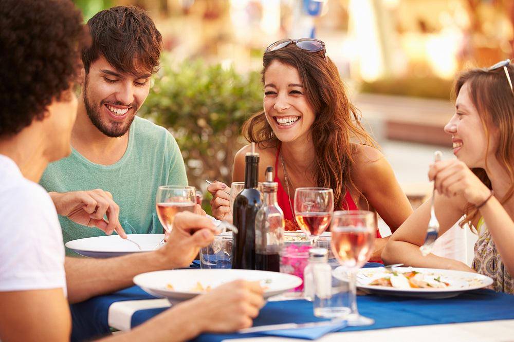 https://cdn.idntimes.com/content-images/post/20161216/the-ultimate-guide-to-outdoor-patio-eating-in-woodland-hills-fb4d8212118b7a70eadcb07a08f5b21a.jpg