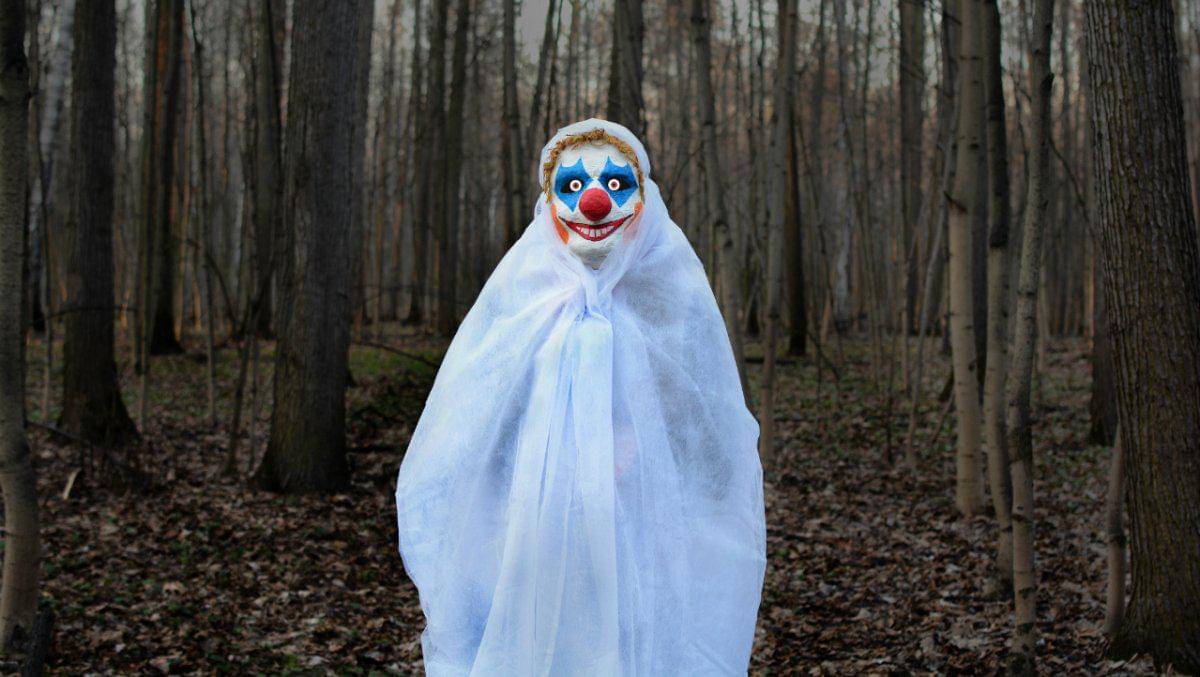 https://cdn.idntimes.com/content-images/post/20161010/this-is-not-an-actual-picture-of-the-clown-causing-chaos-this-is-a-stock-image-479b64b3ab22a304748147dc09530b93.jpg