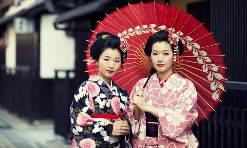 https://cdn.idntimes.com/content-images/post/20170427/top-30-customs-in-japan-kimono-a55c9724676e987851a45e282aa3b751.jpg