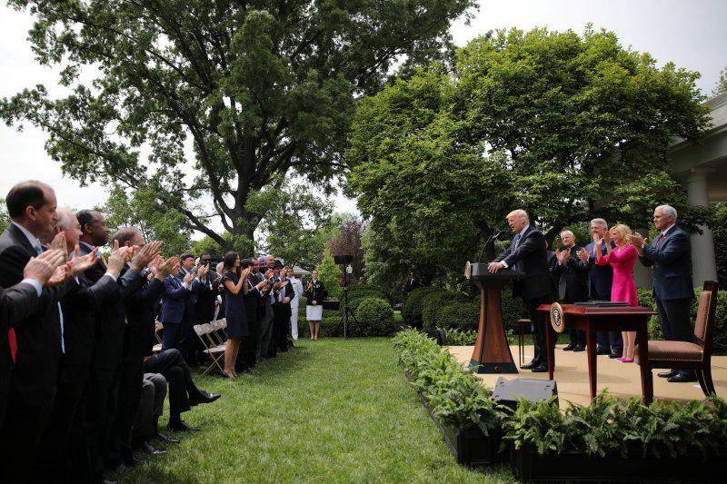 https://cdn.idntimes.com/content-images/post/20170506/trump-2-27501838cab8cfb6ab4e23df61b869f6.jpg