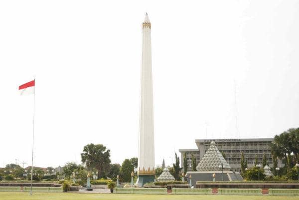 http://cdn.idntimes.com/content-images/post/20160318/tugu-pahlawan-vakansiceriawordpresscom-w600-h1000-f2964305c5baf3d57259c470b92f890f.jpg