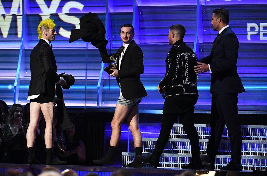https://cdn.idntimes.com/content-images/post/20170213/twenty-one-pilots-8c4832f9716e6318532e5232f24d906f.jpg