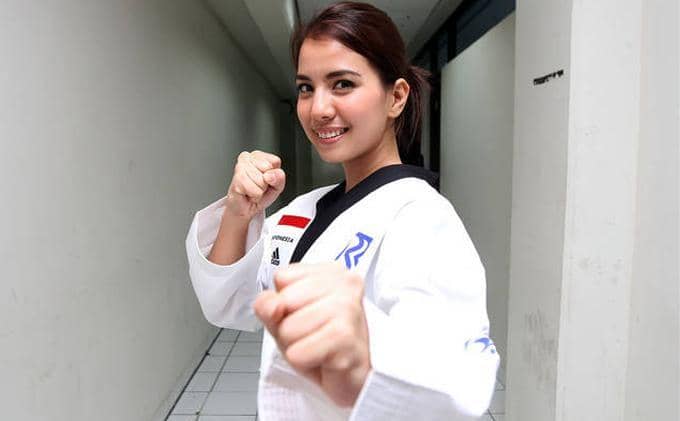 http://cdn.idntimes.com/content-images/post/20151017/tya-ariestya-berbaju-taekwondo.jpg