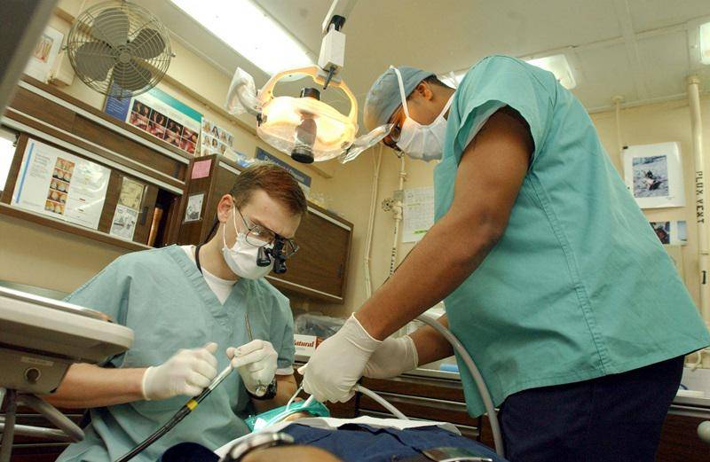 http://cdn.idntimes.com/content-images/post/20160720/us-navy-030124-n-1328c-510-navy-dentist-treats-patients-aboard-ship-96825e28018e68b786a850822577068b.jpg