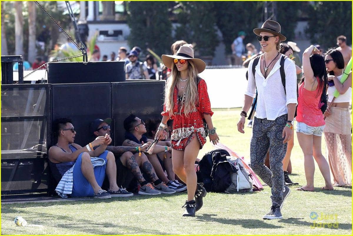 http://cdn.idntimes.com/content-images/post/20160129/vanessa-hudgens-austin-butler-hot-hat-couple-05-6b705b584cc20c322c2f84b21b22489f.jpg
