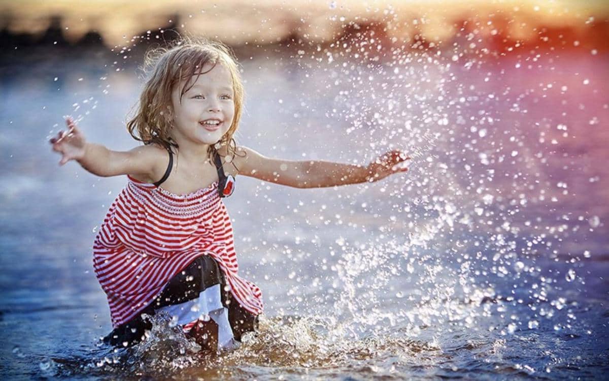 http://cdn.idntimes.com/content-images/post/20160129/very-happy-little-girl-playing-in-water-73e10c03e6dd571c13557da79ed5a3cf.jpg