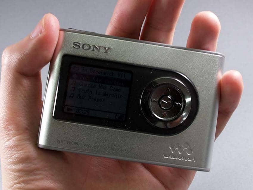 https://cdn.idntimes.com/content-images/post/20170411/walkman-9-83203e1f9c0b7d5b5060304ad8619bfd.jpg