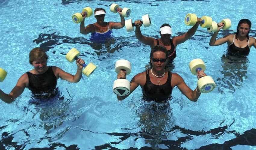 https://cdn.idntimes.com/content-images/post/20161115/water-aerobic-2085587cc03756351696170826ac1f0e.jpg
