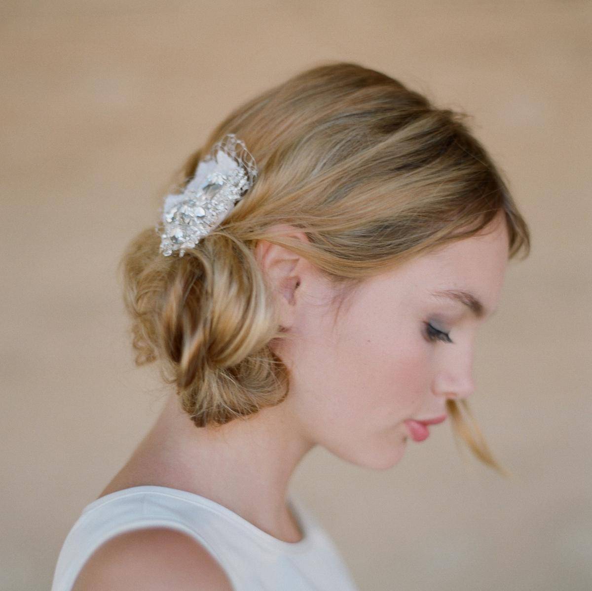 https://cdn.idntimes.com/content-images/post/20170406/wedding-accessories-bridal-hairstyles-clips-rhinestone-brooch-haircomb6original-6d8c615f30e7e2442fde1088e9cae1cb.jpg