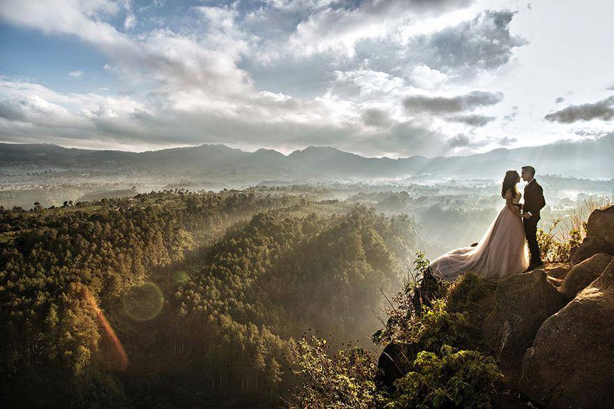 http://cdn.idntimes.com/content-images/post/20160131/wedding-photography-couples-travel-best-destination-42-880-d125e752179055882d532f3b84a90efa.jpg