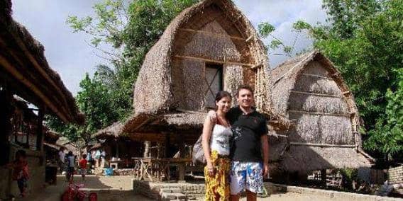 http://cdn.idntimes.com/content-images/post/20151113/wisatawan-berfoto-di-depan-rumah-alang-yang-berfungsi-sebagai-lumbung-padi-di-dusun-sade-desa-rembitan-lombok-tengah-nusa-tenggara-barat-06cd6af5e9b78bdde1858b70884e919a.jpg