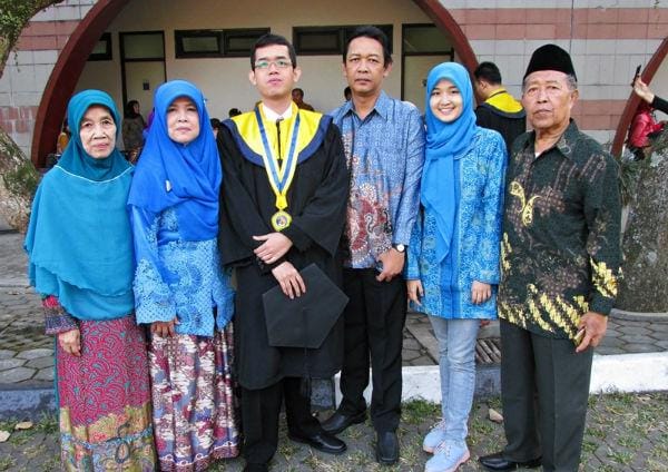 http://cdn.idntimes.com/content-images/post/20160106/wisuda3-sisihidupkuwordpresscom-4efd2ac81fe487f61b88bab421f5dc89.jpg