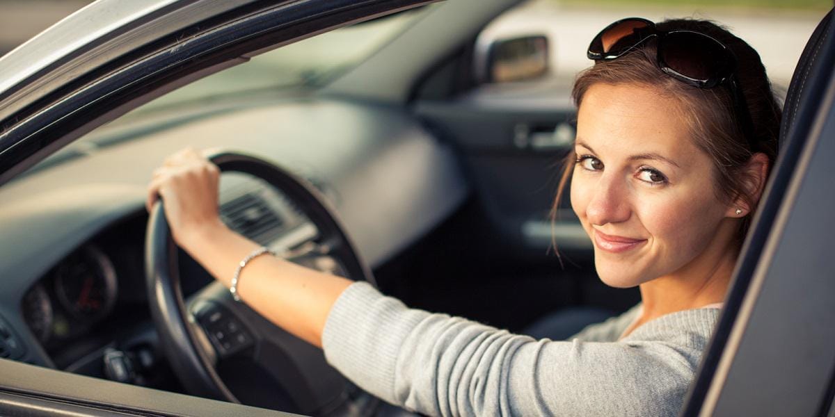 https://cdn.idntimes.com/content-images/post/20170208/woman-driving-car-98358e29f89f76bbb15fdd70185732c7.jpg
