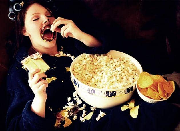 http://cdn.idntimes.com/content-images/post/20160104/woman-eating-junk-food-1785780-d1523cff92ba340a8b557deea46e118b.jpg