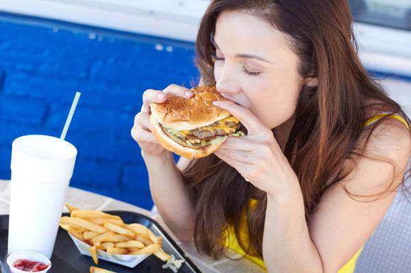 http://cdn.idntimes.com/content-images/post/20151028/woman-eating-junk-food.jpg