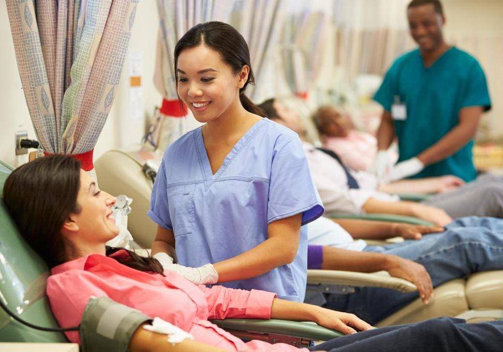 http://cdn.idntimes.com/content-images/post/20160213/woman-in-pink-donating-blood-near-woman-in-blue-scrubs-0a771a0a469fd8269c2b330fa542f973.jpg