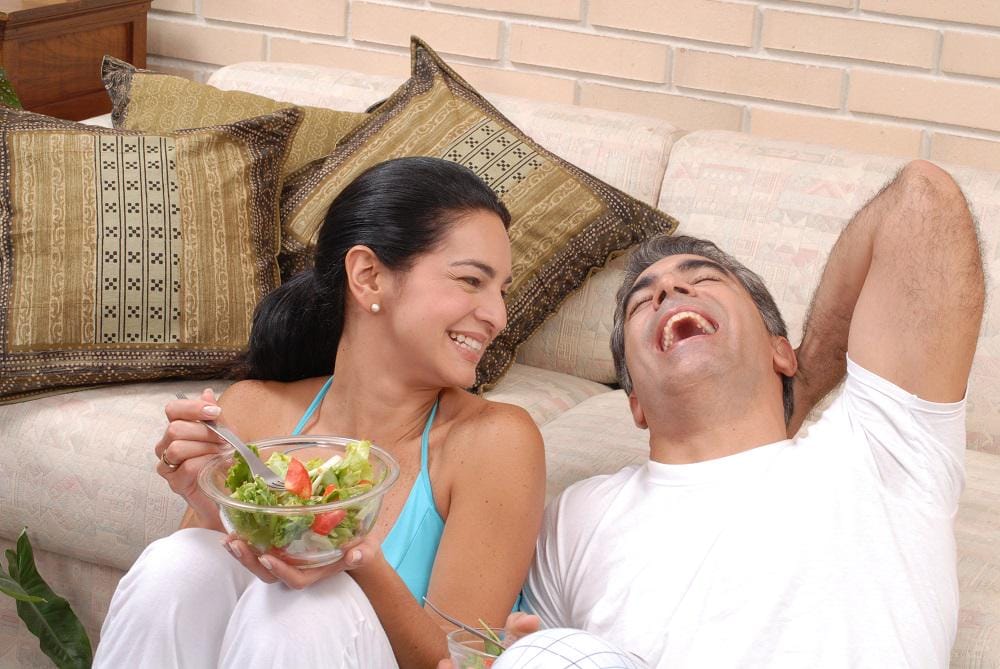 https://cdn.idntimes.com/content-images/post/20161215/young-couple-eating-salad-and-laughing-3eb126294d8ab7a3fa51ac10655b8053.jpg