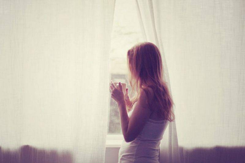 http://cdn.idntimes.com/content-images/post/20160601/young-girl-looking-through-window-814286-9dfee543c2e8fdf1d381df3935da86f2.jpg
