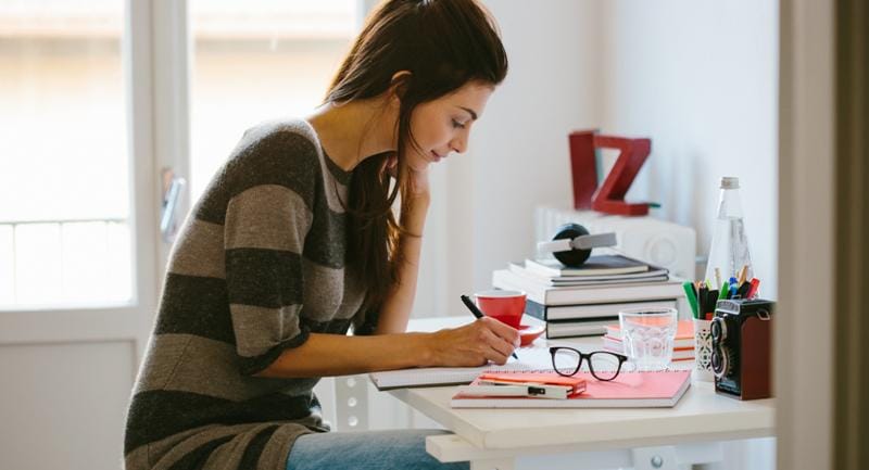 https://cdn.idntimes.com/content-images/post/20170406/young-woman-working-in-home-office-2-6d1c68571c5b13a08f15b147b5be5ea7.jpg