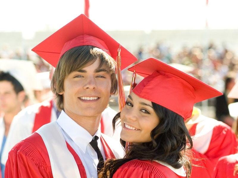 http://cdn.idntimes.com/content-images/post/20160502/zac-efron-vanessa-hudgens-graduation-07-a097655fa50e042f2ad41e511637dab2.jpg